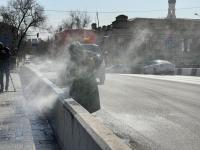В Астрахани моют ограждение на мостах