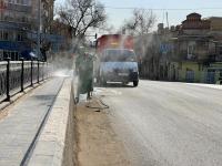 В Астрахани моют ограждение на мостах