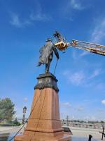 В Астрахани моют памятники