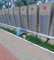 В Астрахани моют памятники