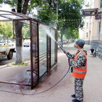 На улице Адмиралтейской моют фасады зданий