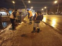 В Астрахани около 300 человек посыпают тротуары и улицы пескосоляной смесью