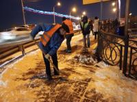Около 300 человек задействовано в уборке снега и посыпке улиц пескосоляной смесью