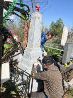 В Астрахани около 300 человек вышли на уборку кладбищ