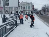 Коммунальные службы расчищают город от снега в усиленном режиме