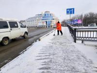 Коммунальщики расчищают от снега тротуары и проезжие части