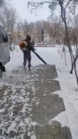 Коммунальщики расчищают от снега тротуары и проезжие части