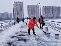 Коммунальщики расчищают от снега тротуары и проезжие части