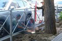 На улице Шелгунова устанавливают леерное ограждение