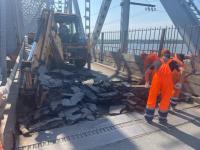 На Старом мосту снимают старое покрытие  на проезжей части