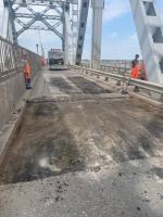 На Старом мосту снимают старое покрытие  на проезжей части