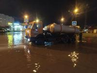 Коммунальщики откачивают дождевые стоки с улиц Астрахани