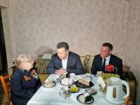 Игорь Редькин вручил юбилейные медали двум астраханкам