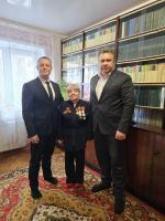 Игорь Редькин вручил юбилейные медали двум астраханкам