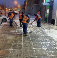 Около 300 человек задействовано в уборке снега и посыпке улиц пескосоляной смесью