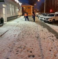 Около 300 человек задействовано в уборке снега и посыпке улиц пескосоляной смесью