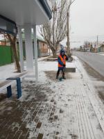 Около 100 человек расчищают от снега парки и скверы Астрахани