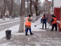Около 100 человек расчищают от снега парки и скверы Астрахани
