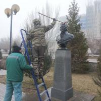 На набережной реки Волги восстанавливают плитку