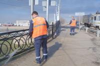 В Астрахани коммунальщики моют леерное ограждение на мостах и вдоль дорог 