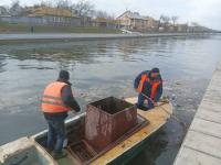 В Астрахани поверхности каналов очищают от мусора