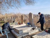 В Астрахани приводят в порядок могилы участников Великой Отечественной войны