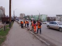 На Кубанском мосту очищают от наносного грунта и пыли осевую линию