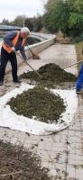 С акватории каналов Астрахани вытащили детский рюкзак, ботинки и часть дивана 