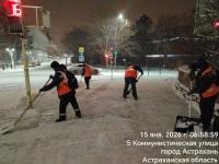 В Астрахани коммунальщики ликвидируют последствия непогоды