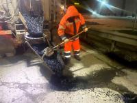 На мостах в Астрахани ремонтируют дорожное покрытие