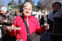 Свыше шести тысяч человек отметили Масленицу на площади Ленина