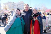 Свыше шести тысяч человек отметили Масленицу на площади Ленина