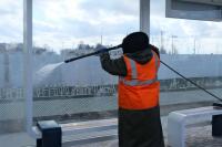 В Астрахани моют шумовые экраны и отбойники
