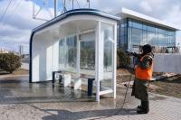 В Астрахани моют шумовые экраны и отбойники