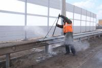 В Астрахани моют шумовые экраны и отбойники