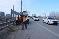 В Астрахани моют шумовые экраны и отбойники