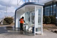 В Астрахани моют шумовые экраны и отбойники