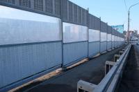 В Астрахани моют шумовые экраны и отбойники