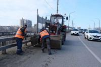 В Астрахани моют шумовые экраны и отбойники