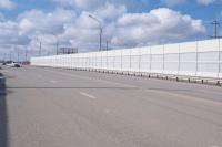 В Астрахани моют шумовые экраны и отбойники