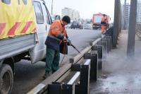 В Астрахани моют шумовые экраны и отбойники