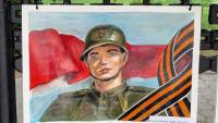 В Астрахани по периметру Братского сада выставили детские рисунки, посвященные Великой Отечественной войне
