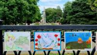 В Астрахани по периметру Братского сада выставили детские рисунки, посвященные Великой Отечественной войне
