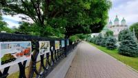 В Астрахани по периметру Братского сада выставили детские рисунки, посвященные Великой Отечественной войне