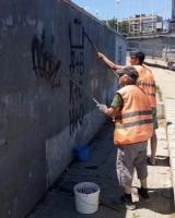 Городские коммунальные службы продолжают ежедневную уборку улиц и зон отдыха