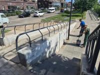 Городские коммунальные службы продолжают ежедневную уборку улиц и зон отдыха