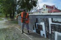 Городские коммунальные службы продолжают ежедневную уборку улиц и зон отдыха