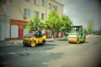 На улице Ульяновых обновляют дорожное покрытие