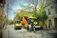 На улице Ульяновых обновляют дорожное покрытие