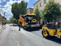 На улице Ульяновых обновляют дорожное покрытие